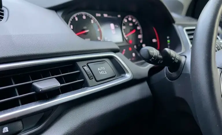 Jak správně používat funkci auto hold v hyundai tucson - ilustrační foto