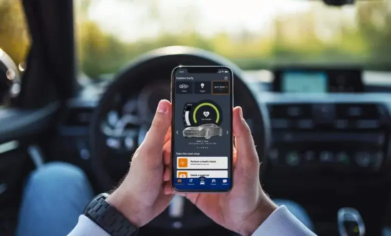 Smartfon v autě s aplikací pro diagnostiku vozidla přes OBD2.