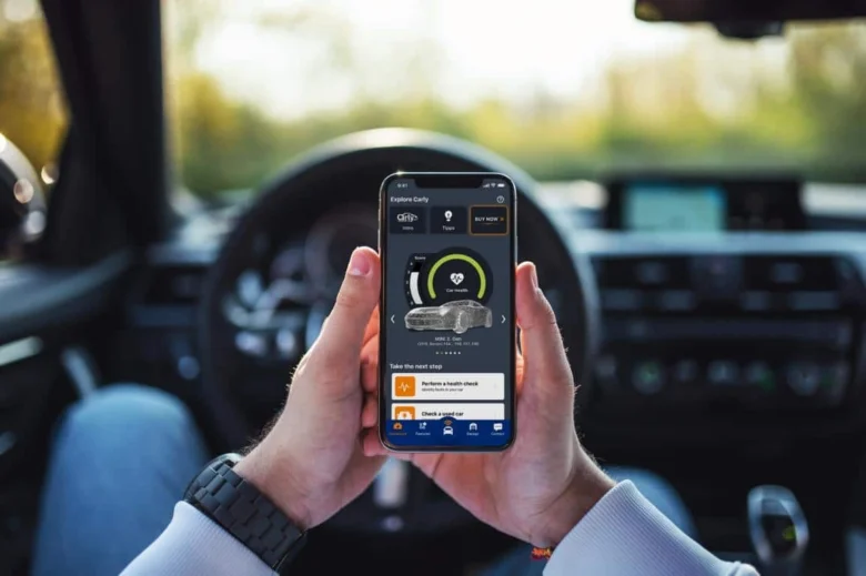 Smartfon v autě s aplikací pro diagnostiku vozidla přes OBD2.