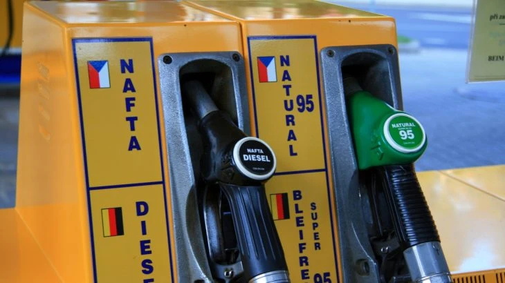 Žluté čerpací stanice s označením typů paliva nafta a diesel.
