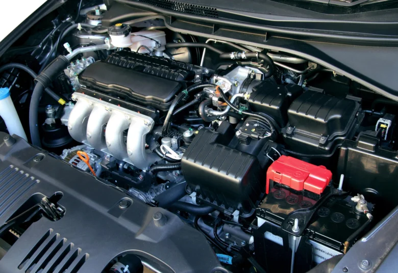 Motorový prostor automobilu s viditelnými komponenty a systémy.