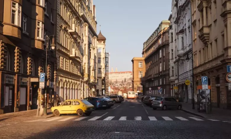 Autostojení podél chodníku s parkovacími značkami v Praze