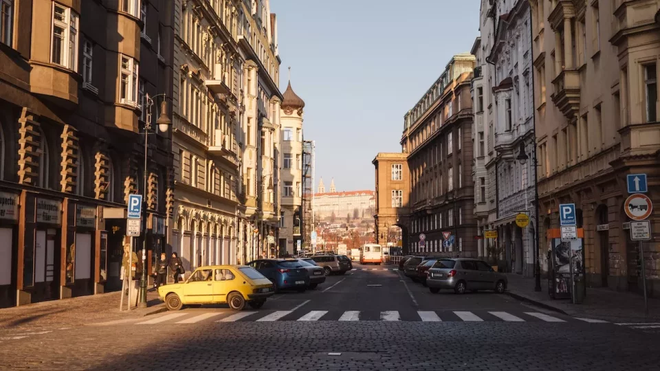 Autostojení podél chodníku s parkovacími značkami v Praze