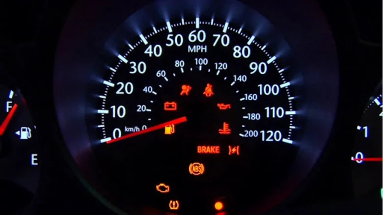 Zapnutá kontrolka oleje na přístrojové desce automobilu.
