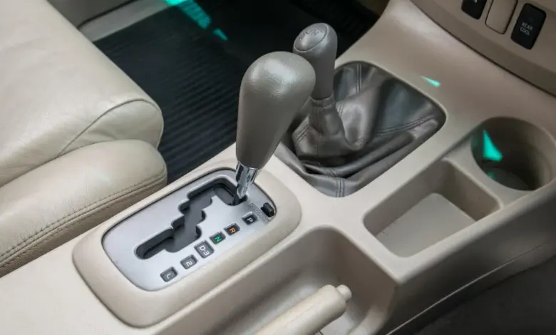 Přepínač převodovky v interiéru auta s automatickou převodovkou.
