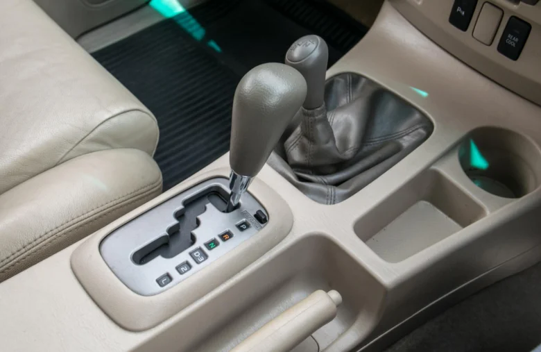Přepínač převodovky v interiéru auta s automatickou převodovkou.