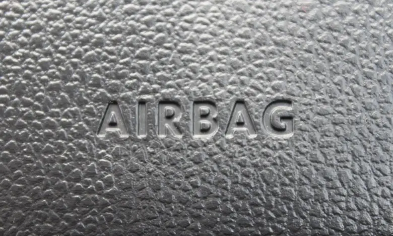 Zblízka viditelný nápis AIRBAG na texturovaném povrchu krytu.