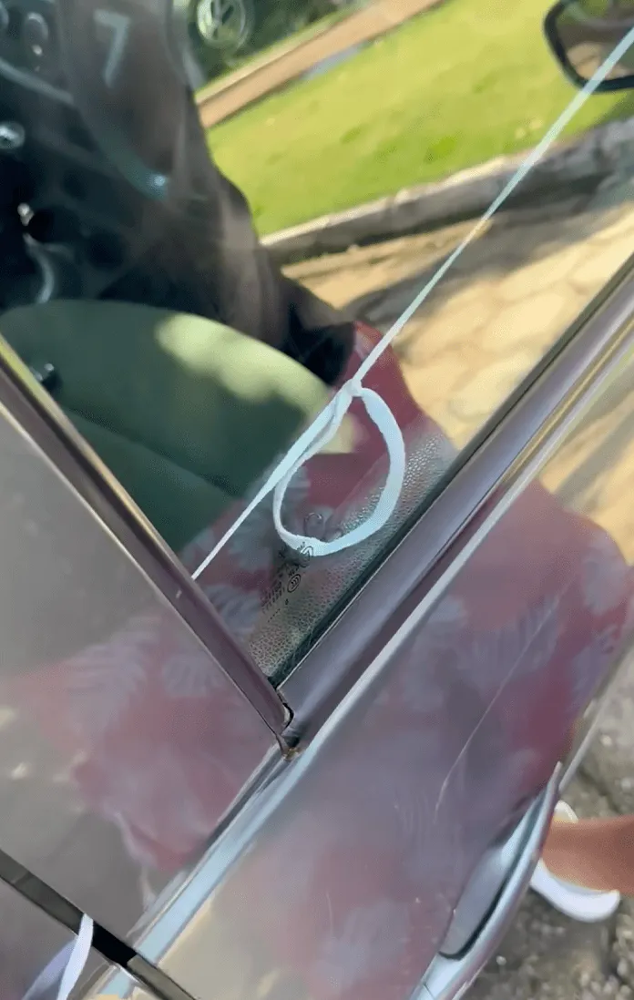 Bílá provázek zavřený na okně auta pro ruční otevírání