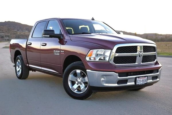 červený nákladní vůz Dodge Ram na silnici