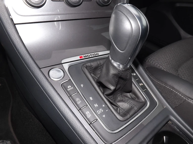 Automatická převodovka s pákou řazení v interiéru automobilu.