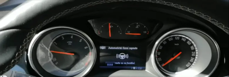 Vozidlový přístrojový panel s výstražnou lampou pro elektronický posilovač řízení.