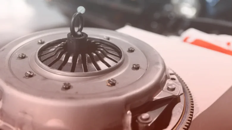Detailní pohled na spojku automobilu s tlakovou destičkou.