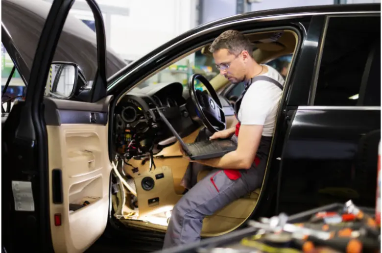 Mechanik diagnostikuje elektroniku vozu při startu.