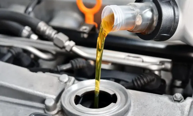 Zelený olej se nalévá do motora automobilu.