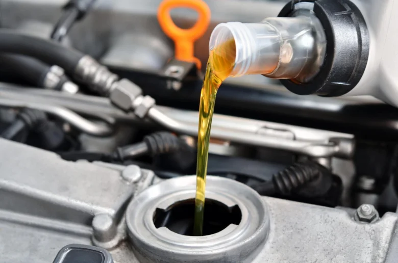 Zelený olej se nalévá do motora automobilu.