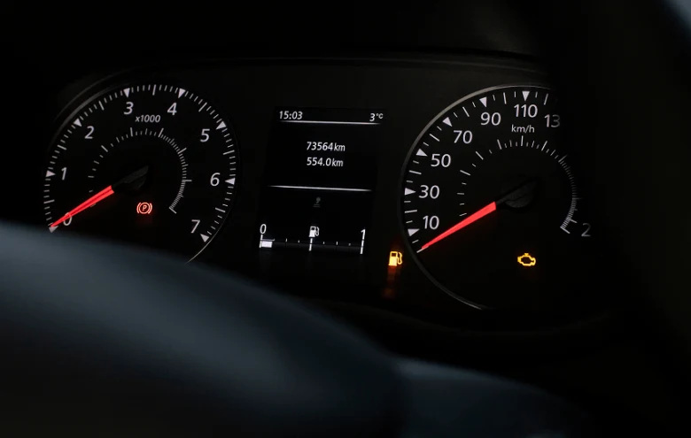 Přístrojová deska s aktivní kontrolkou motoru uvozeného vozu.