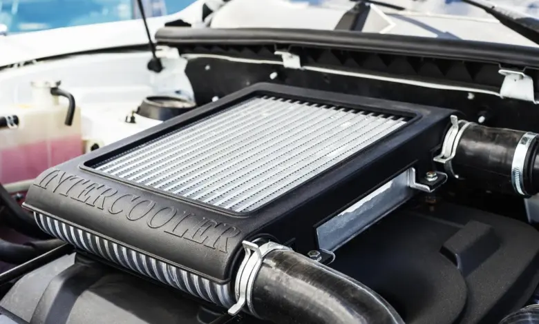 Interkooler v motorovém prostoru automobilu.