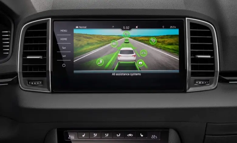 Autos displej s funkcí Travel Assist pro navigaci.