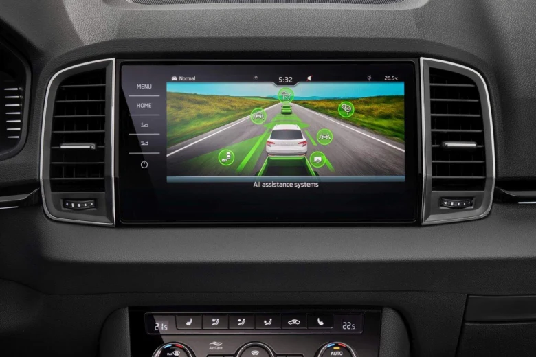 Autos displej s funkcí Travel Assist pro navigaci.