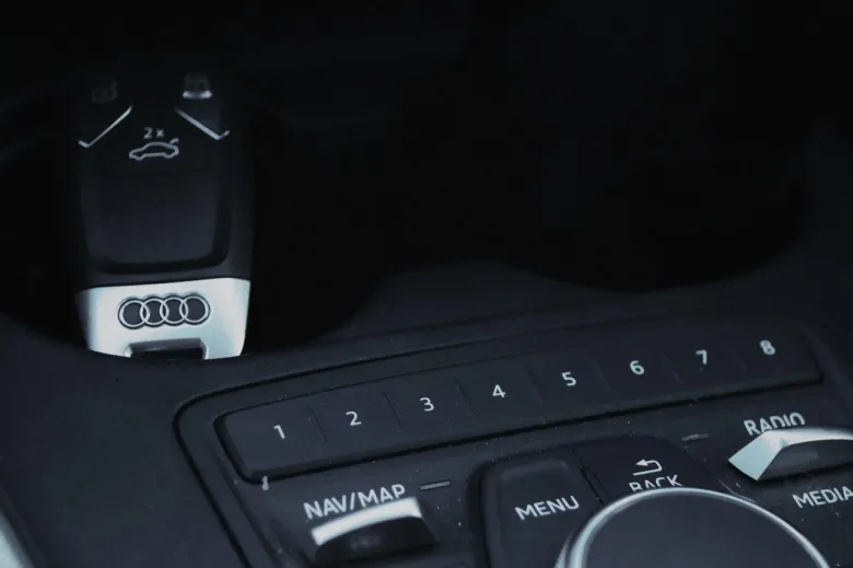 Ovládací panel s tlačítkem pro spouštění auta bez klíče v Audi.