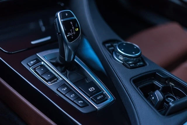 Interiér automobilu s automatickou převodovkou na středovém panelu.