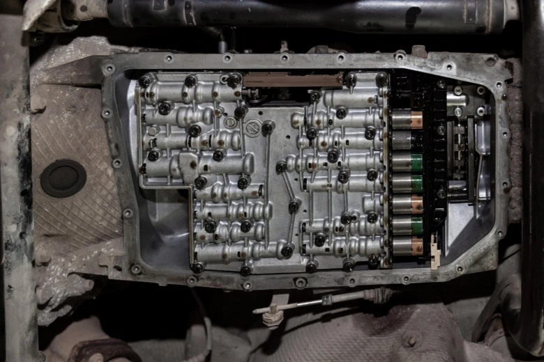 Otevřená převodovka s viditelným regulátorem a solenoidy uvnitř.