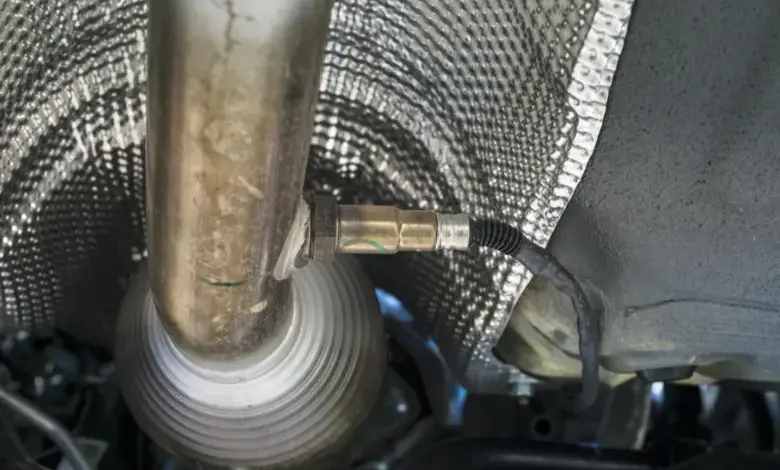 Lambda sonda připojená k výfukovému systému automobilu.
