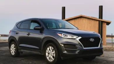 Tmavý SUV automobil značky Hyundai zaparkovaný venku.