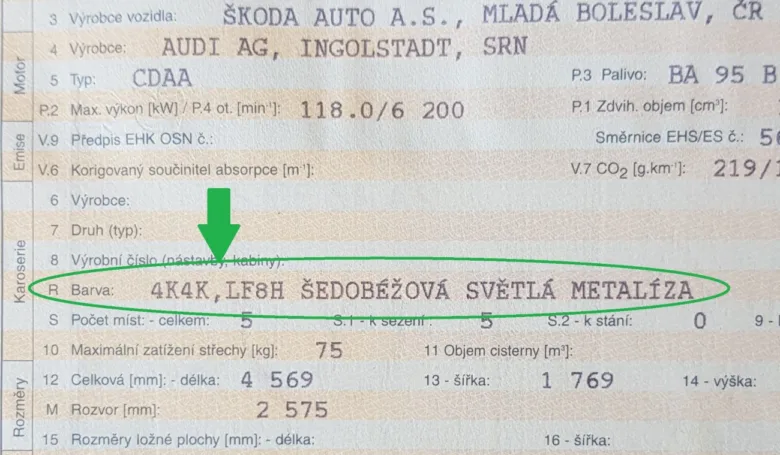 Štítek s technickými údaji vozu, kde je zvýrazněn kód barvy.