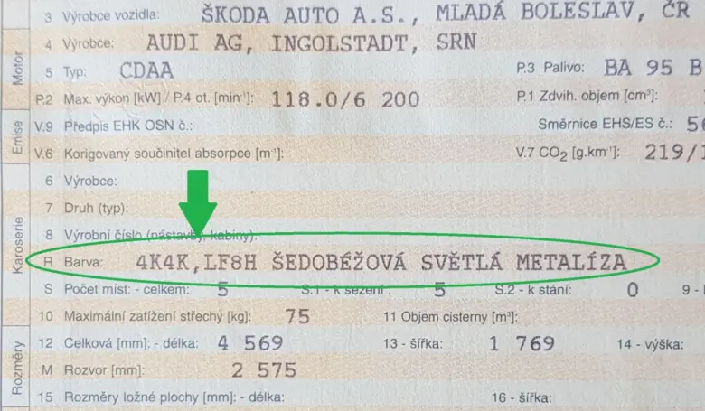 Zeleně zvýrazněný kód laku na dokladu o vozidle.