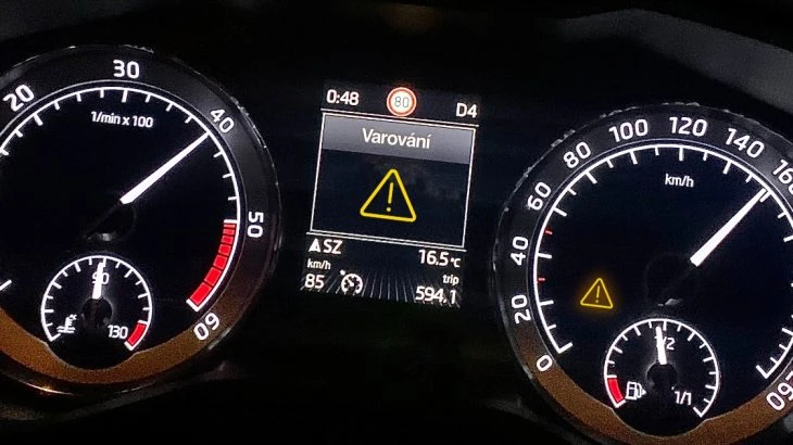 Oranžový trojúhelník na palubní desce VW ukazuje varování.
