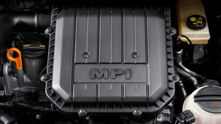 Motor s označením MPI v podkapotí automobilu.