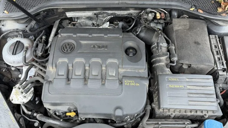 Motor VAG s nájezdem na kapotě vozu.