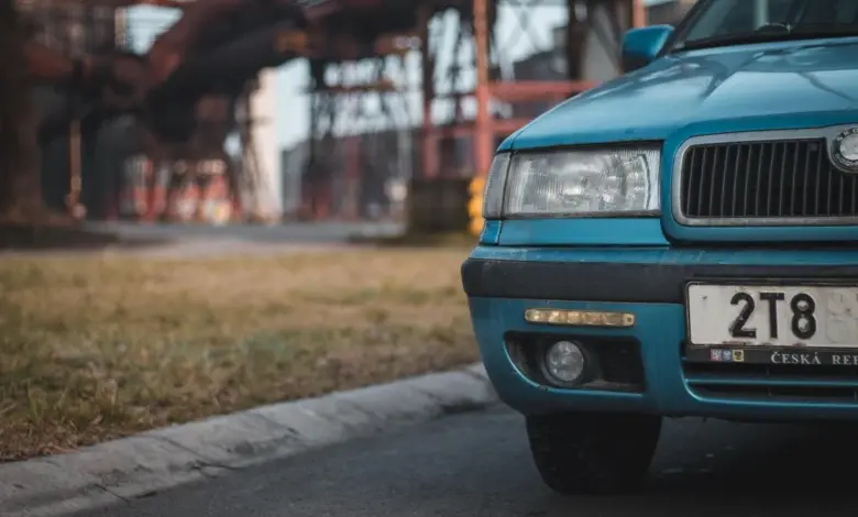 Modrý automobil s viditelným předním světlometem.