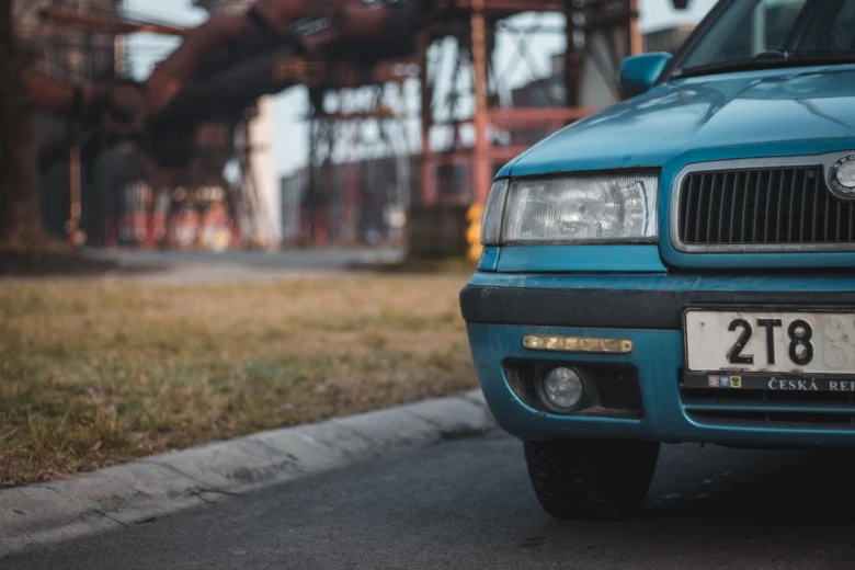 Modrý automobil s viditelným předním světlometem.