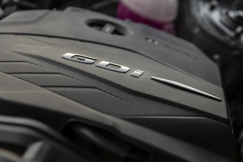 Motor GDI s logem na krytu válců v detailu