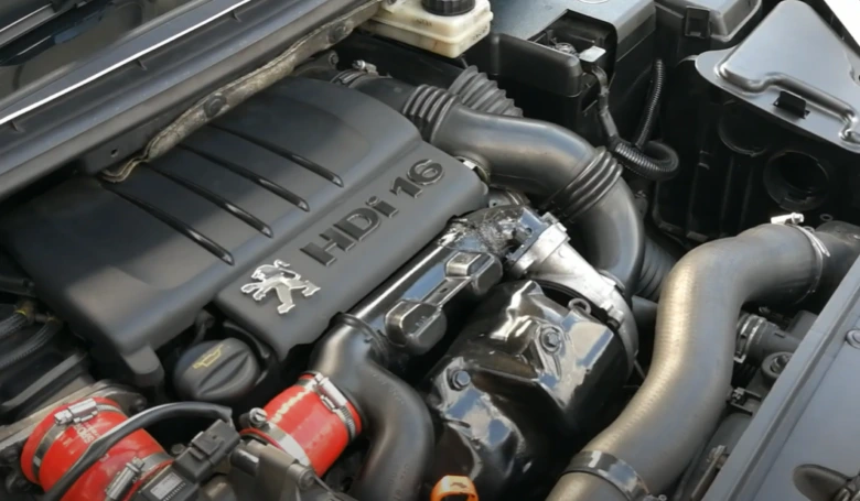 Motor Peugeot HDI 1.6 v motorovém prostoru.