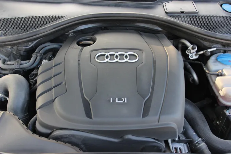 Motorový kryt s logem Audi a označením TDI pod kapotou.