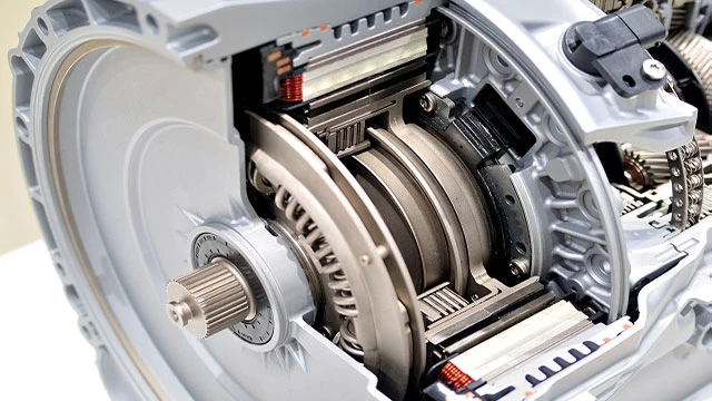 Průřezový model převodovky automobilu s viditelnými ozubenými koly.