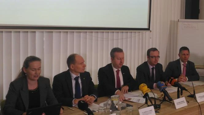 Pět lidí na konferenci pro tisk o emisích vozidel.