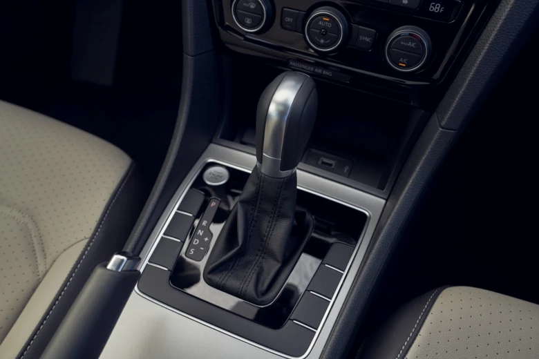 Pohled na převodovku DSG v interiéru automobilu s tlačítky pro řazení.