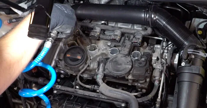 Motor s vyjmutými svíčkami při výměně zapalovacích svíček