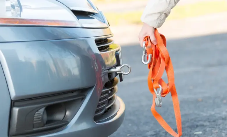 Oranžová taška pro táhnutí auta s automatickou převodovkou.