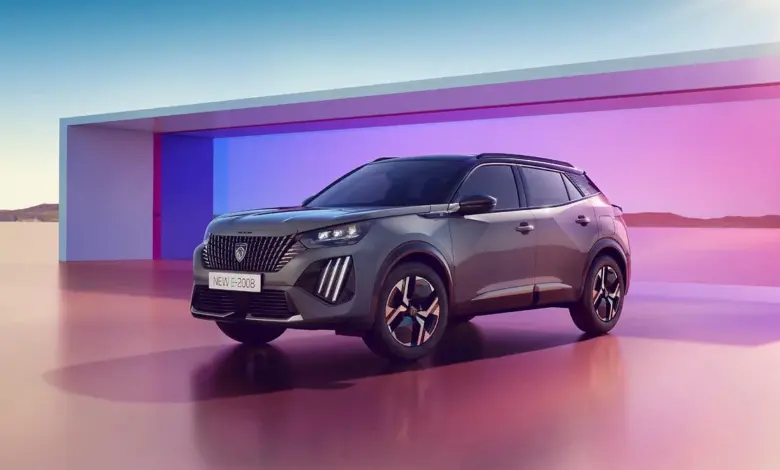 Šedý automobil Peugeot 2008 na barevném pozadí.