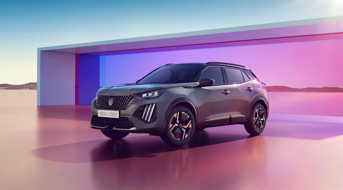 Šedý automobil Peugeot 2008 na barevném pozadí.