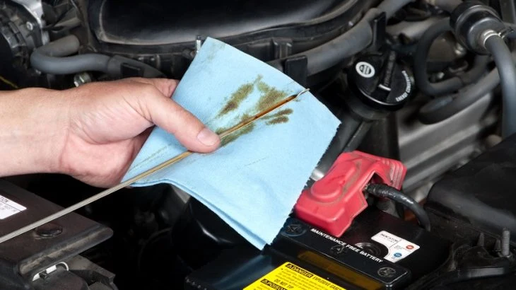 Kontrola hladiny oleje pomocí špičky na motorku.