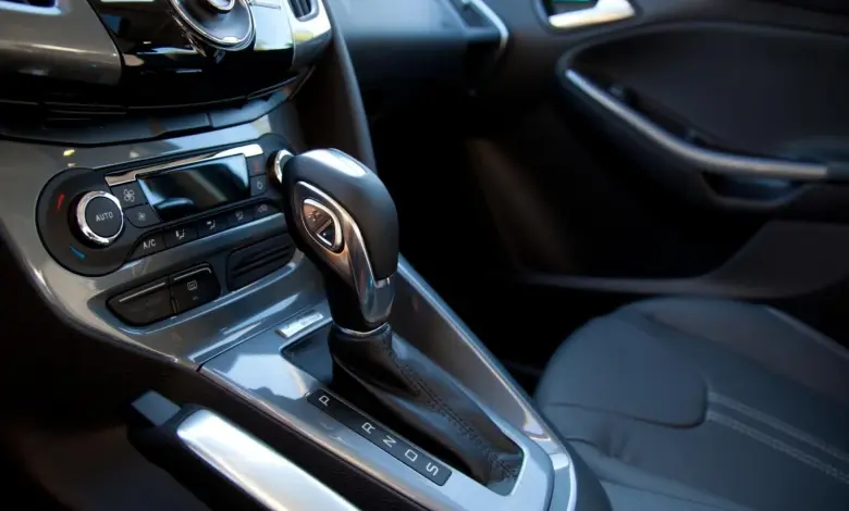 Interiér auta s automatickou převodovkou pro článek o problémech řazení.