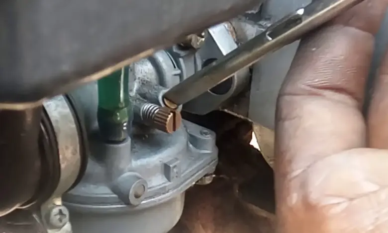 Ruční úprava karburátoru šroubovákem pro nastavení motoru.