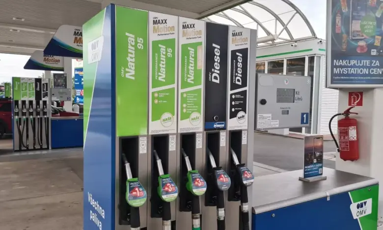 Benzínové čerpadla na benzínce s označením typů paliv.