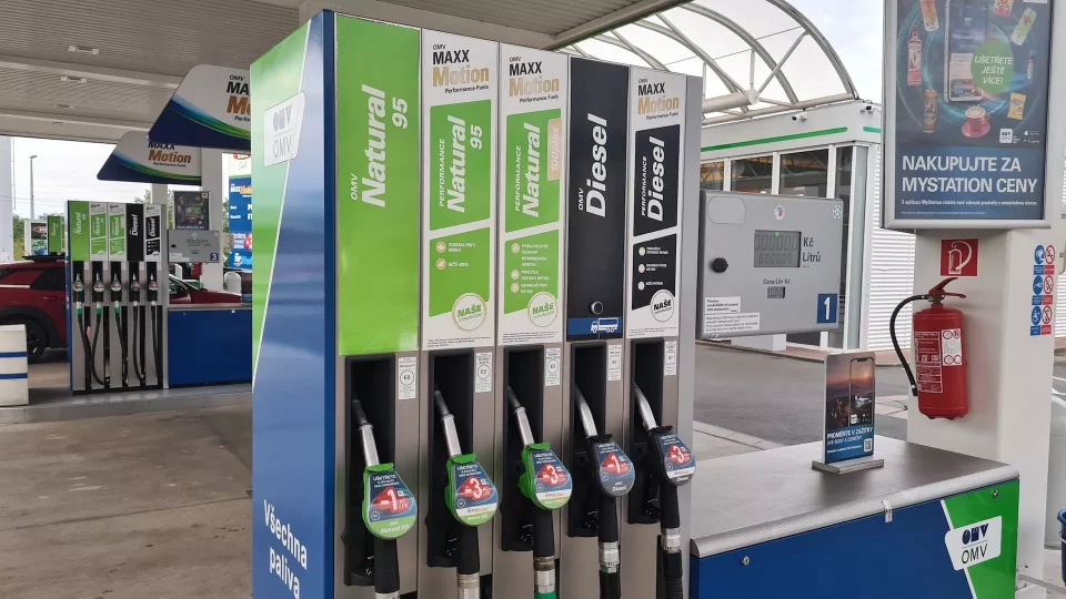 Benzínové čerpadla na benzínce s označením typů paliv.